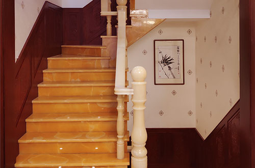 彭泽中式别墅室内汉白玉石楼梯的定制安装装饰效果